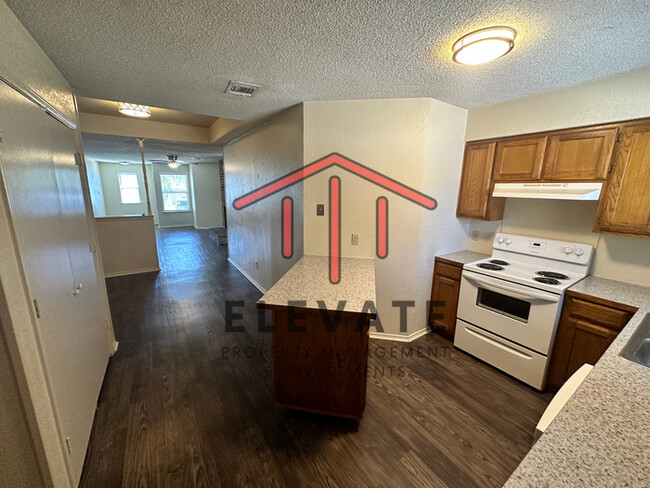 Building Photo - Cozy 2 bed/2bath duplex nestled in Moore E...