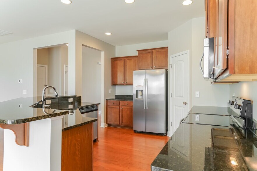 Building Photo - 335 Clubhouse Dr