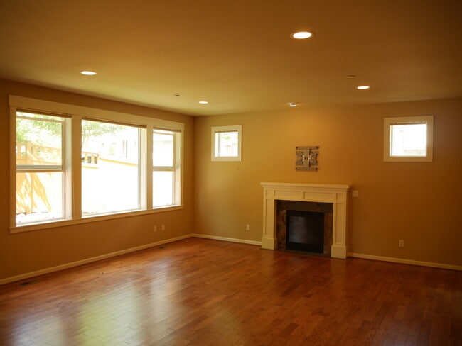 Building Photo - 5 Bedroom 2.5 Bath Home Near Downtown Redmond