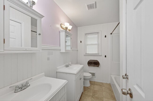 Building Photo - Brick Corner Ranch in Oak Manor-Chesapeake!