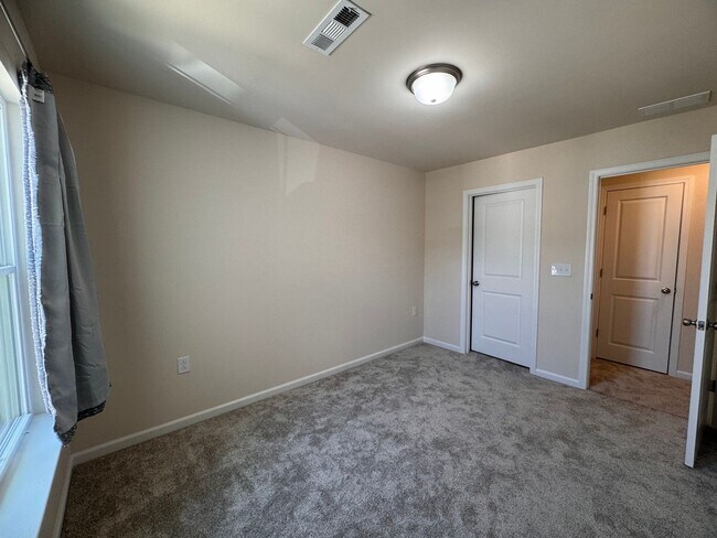 Building Photo - 3BR 2.5BA Townhome