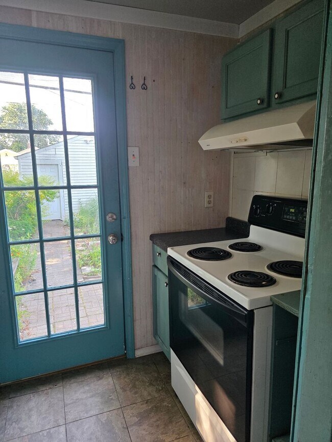 Building Photo - 3-Bedroom, 1-Bathroom Home with Basement & Garage – $1,375/Month | Accepting Section 8
