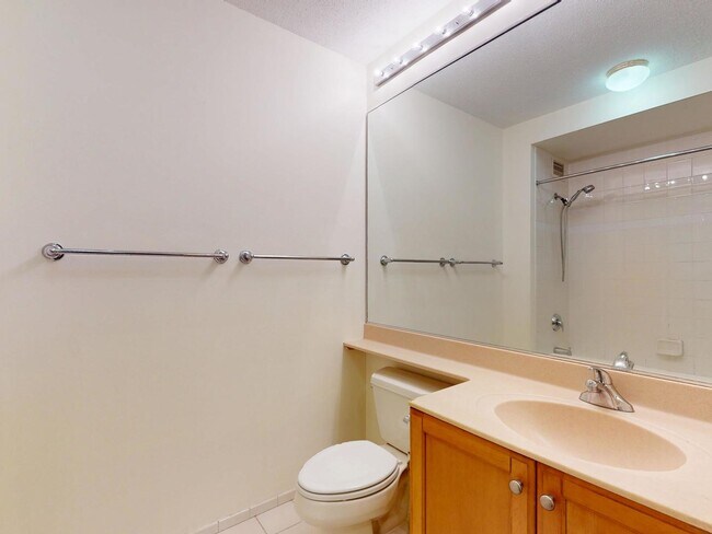 Building Photo - 400 N La Salle Dr