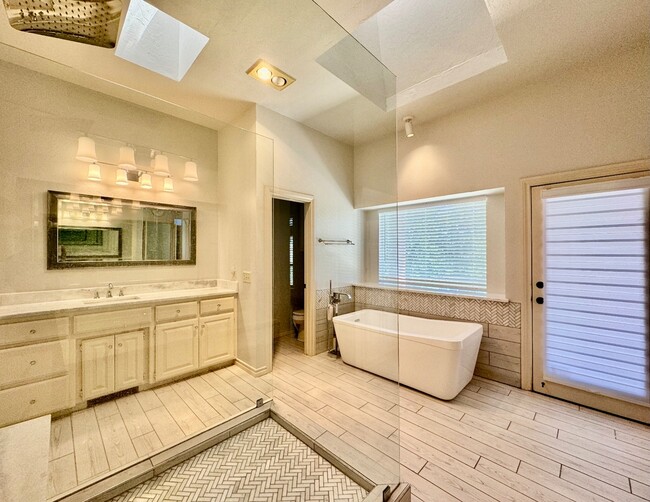 Building Photo - 2600 Sweetbriar Ct