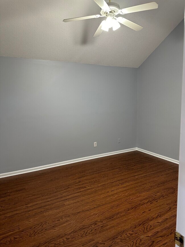 Building Photo - 510 Pine Knoll Dr