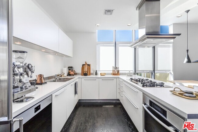 Building Photo - 825 Kings Rd