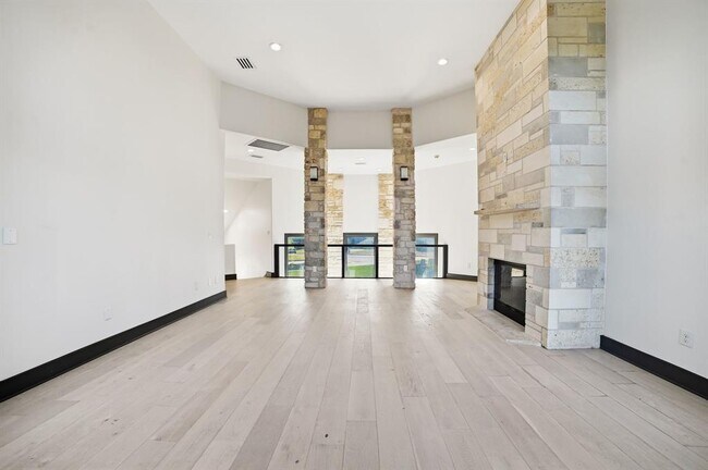 Building Photo - 2700 Marina Shores Dr