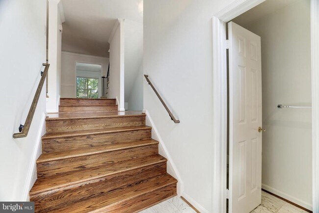 Building Photo - 1412 McLean Mews Ct