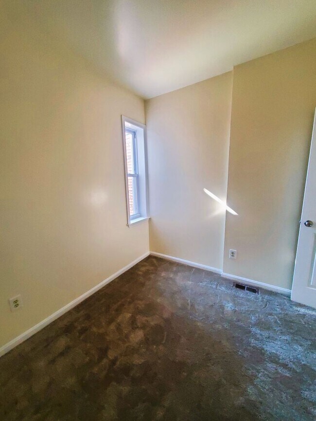 Building Photo - Large 3BR/1BA townhome in the Oliver neighborhood of East Baltimore