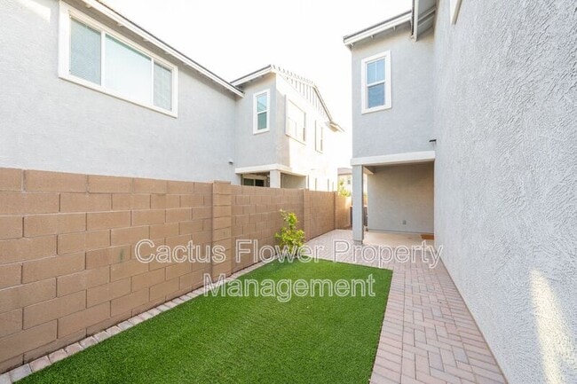 Building Photo - 2851 S Central Dr