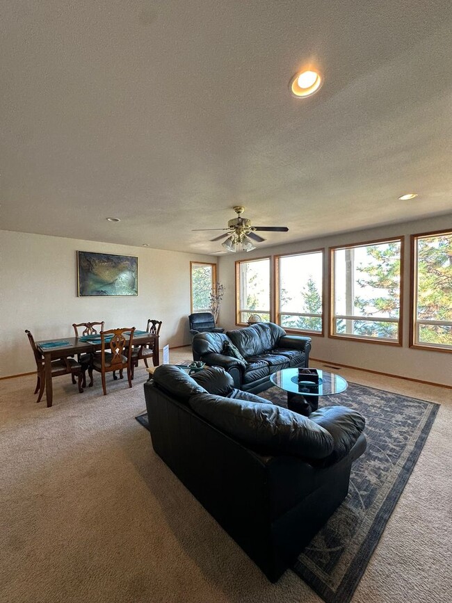 Building Photo - Fully Furnished Home in Chelan!  Half off ...