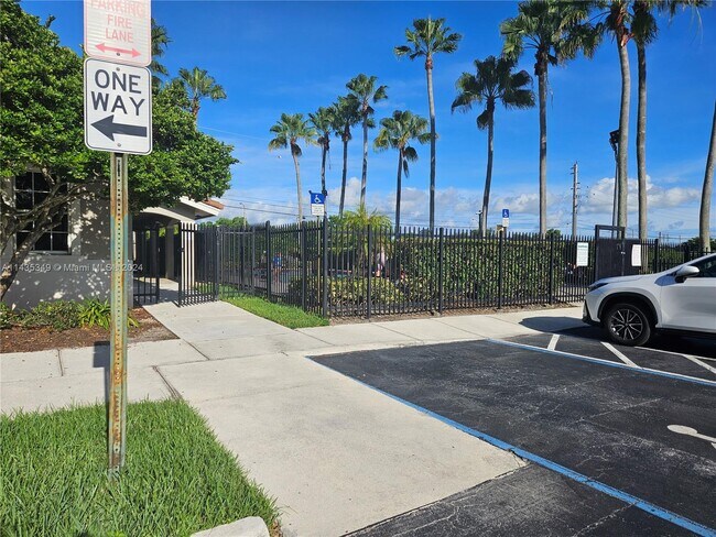 Building Photo - 12611 SW 54th Ct