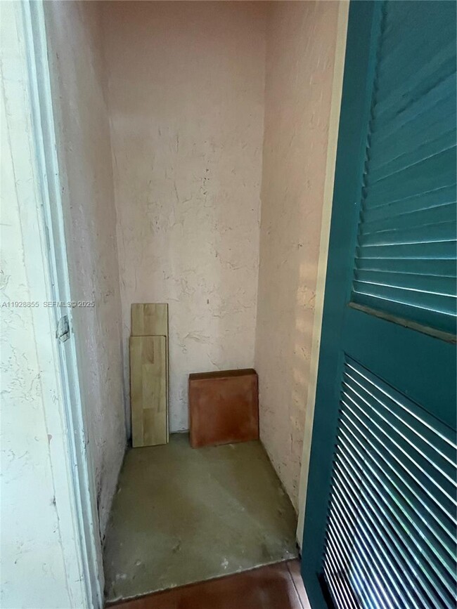 Building Photo - 9755 Westview Dr