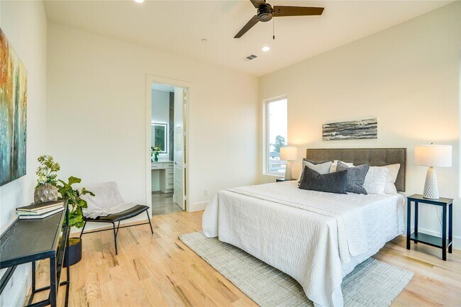 Building Photo - 1 Bedroom Townhome with Rooftop Deck and 1 Car GAR Near Lower Greenville and Henderson