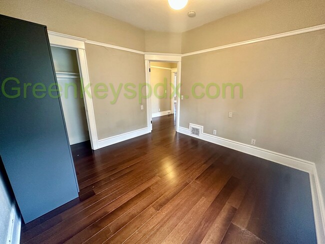 Building Photo - Beautiful Top Floor of Duplex in SW Portland