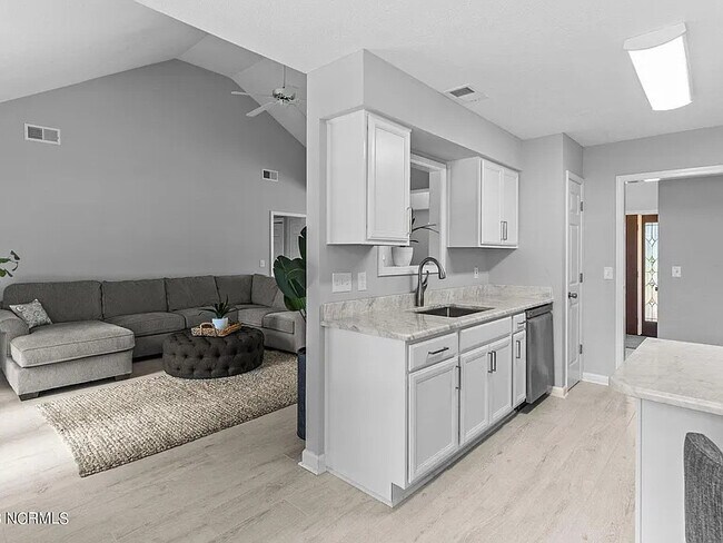 Building Photo - 11 Court 8 NW Dr