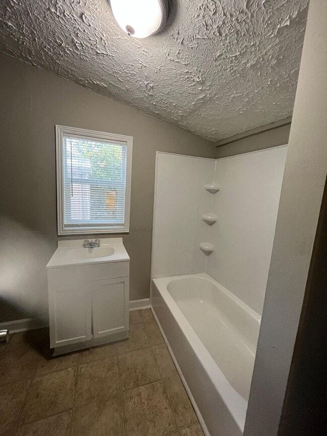Building Photo - 4 Bedroom / 2 Bathroom Home for Rent in Co...