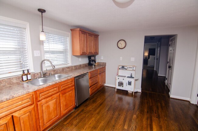 Building Photo - Quaint Single Family Home