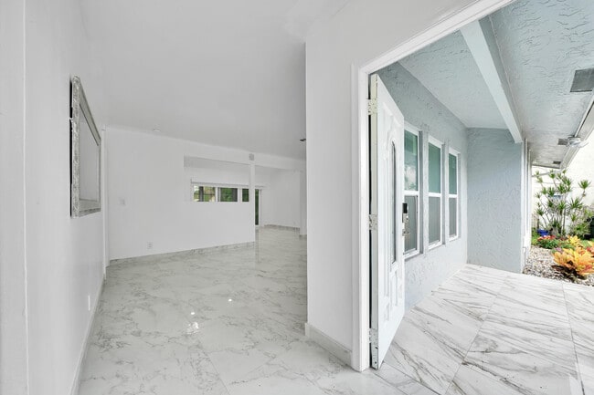 Building Photo - 724 Ave Chaumont