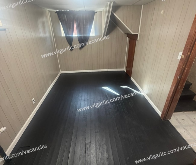 Building Photo - For Rent - Spacious 3 Bed/2 Bath Home