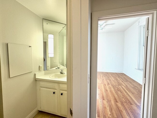 Building Photo - 2233 Victor St