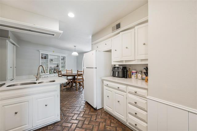 Building Photo - 6129 Glennox Ln