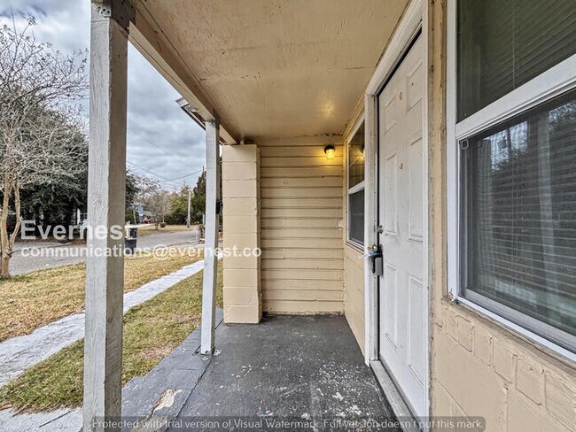 Building Photo - 3 Bed, 2 Bath Home with Modern Amenities / Pet-Friendly / Available Now!