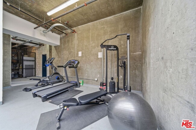 Building Photo - 667 N Wilton Pl