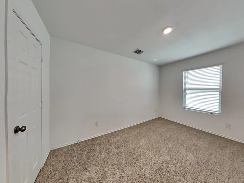 Building Photo - 24123 Mustang Run Dr