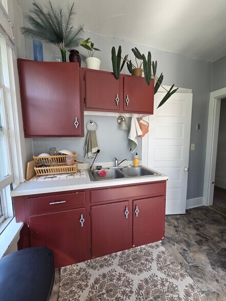 Building Photo - 165 W Broadway St