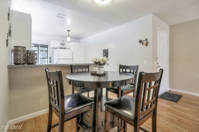 Building Photo - 37000 Meadowbrook Common