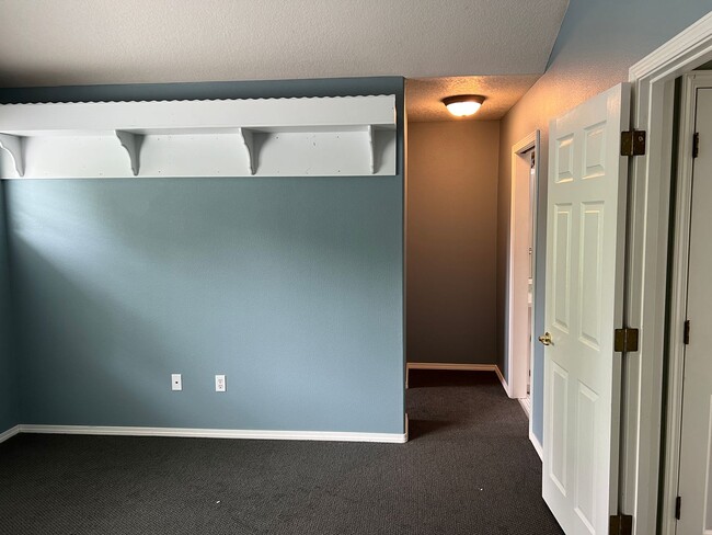 Building Photo - 2 Bed, 2 1/2 Bath townhome close to the Ri...