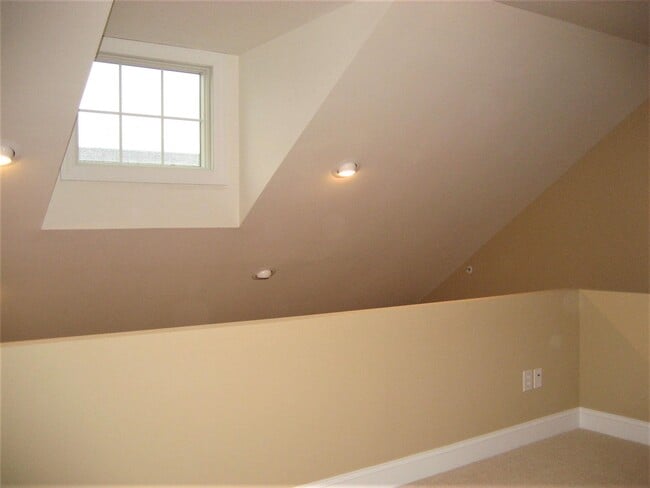 Building Photo - 330 Maple Ave