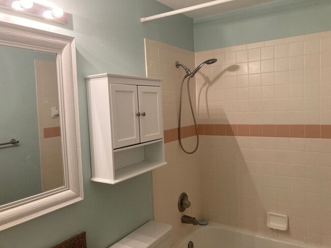 Building Photo - 2 bedroom, 2 bath ground level condo with ...