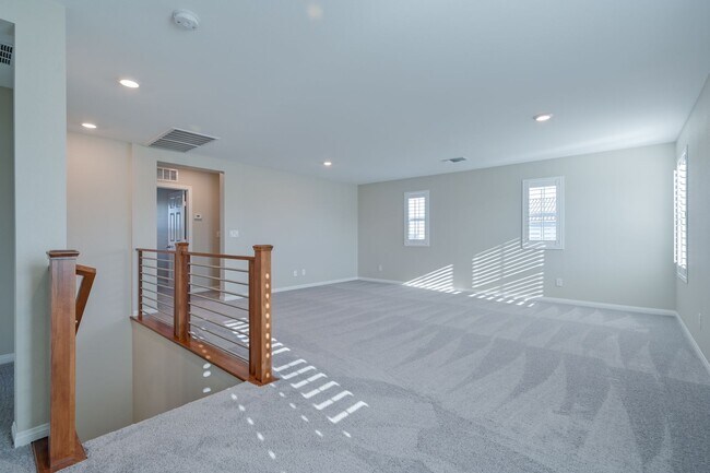 Building Photo - Mountains Edge!! Gated!!  4 bedrooms!! Primary Bedroom and bath down Stairs!! 2 Primary bedrooms!...