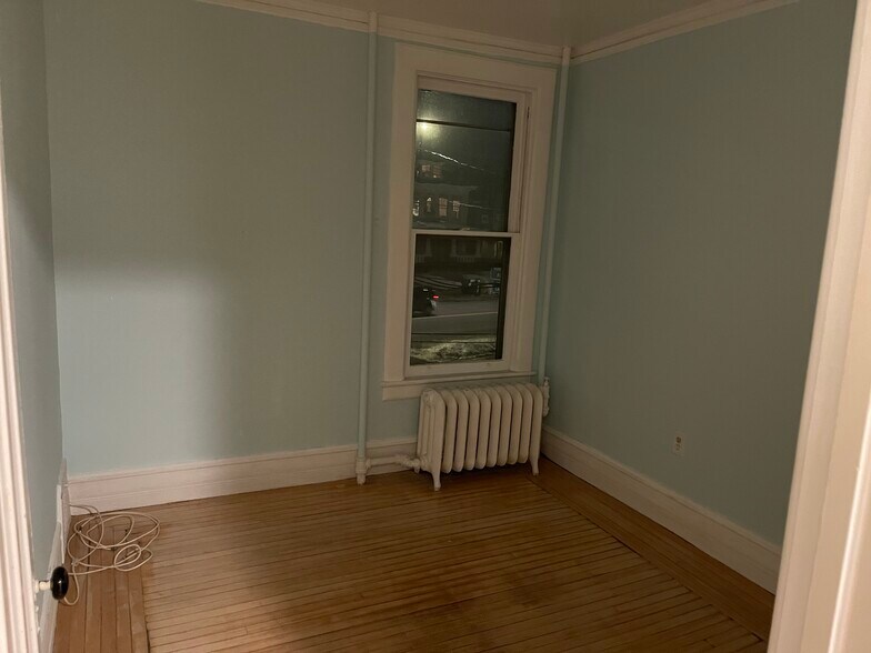Medium size room - 584 Western Ave