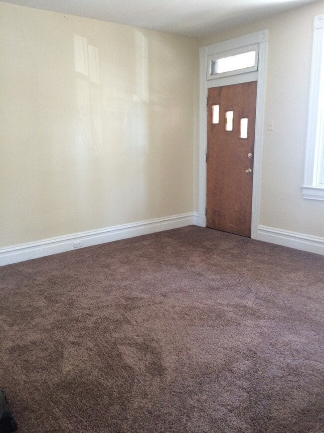 Building Photo - Large 2 Bedroom 1 Bath in MT Washington