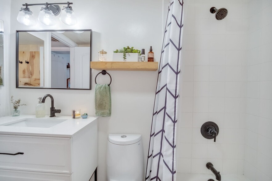 Bathroom - 2736 B St