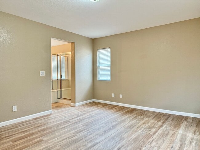 Building Photo - Spacious Living, Granite Counters, Great Location!