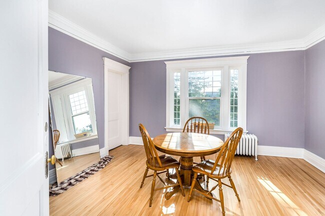 Building Photo - Beautiful 4 Bedroom/2 Bathroom SECOND Floor Apartment in East Duluth Mansion - AVAILABLE JUNE!