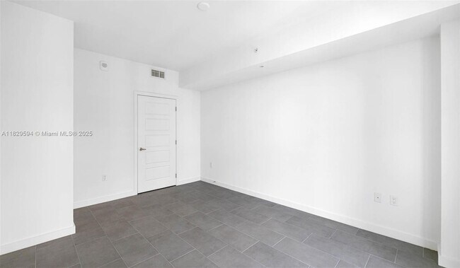 Building Photo - 2150 N Bayshore Dr