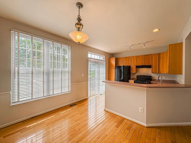 Building Photo - Gorgeous 3 Bed 2.5 Bath Interior Townhome ...