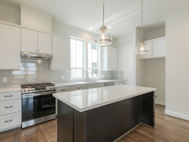 Building Photo - 2808 Grand Fountains Dr