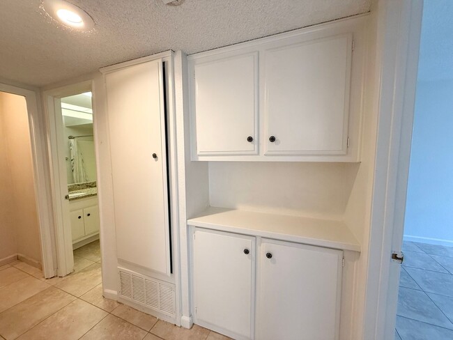 Building Photo - Charming 1 Bed 1 Bath in a gated community