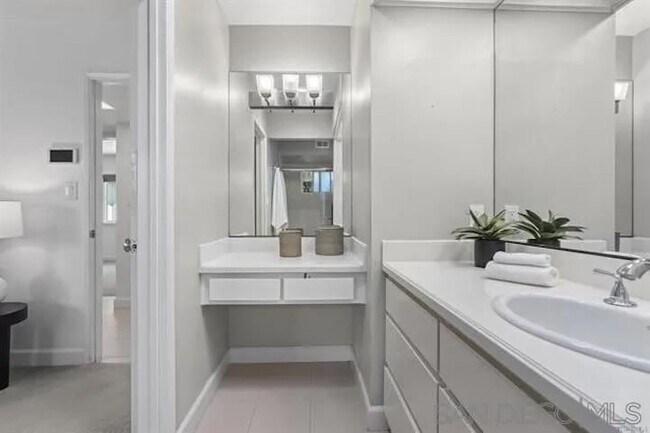 Building Photo - 445 Avenida Primavera