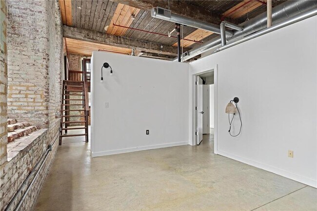 Building Photo - 170 Boulevard SE