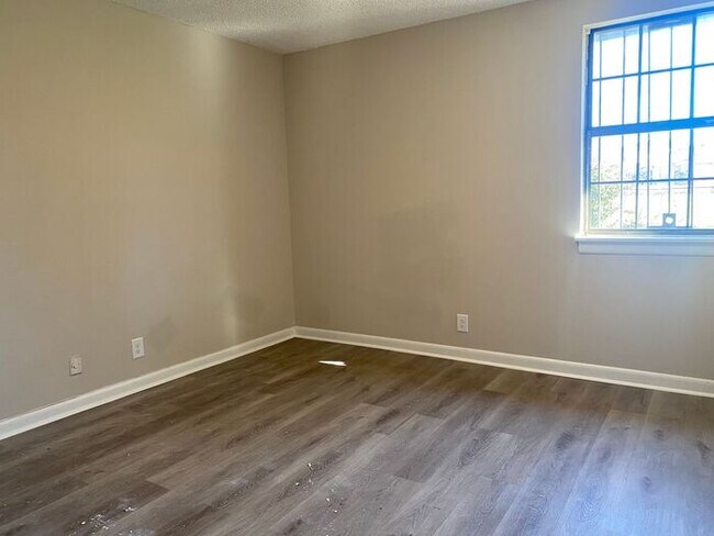 Building Photo - Renovated East Nash Duplex!