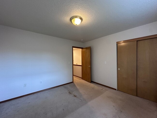 Building Photo - Welcome to this spacious and inviting single-family home w/fully fenced backyard! New Carpet Inst...