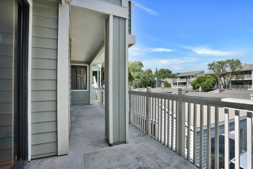 Building Photo - 3402 Pinewood Terrace