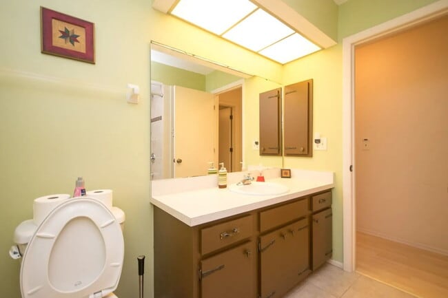 Building Photo - 423 Whispering Oaks Ct